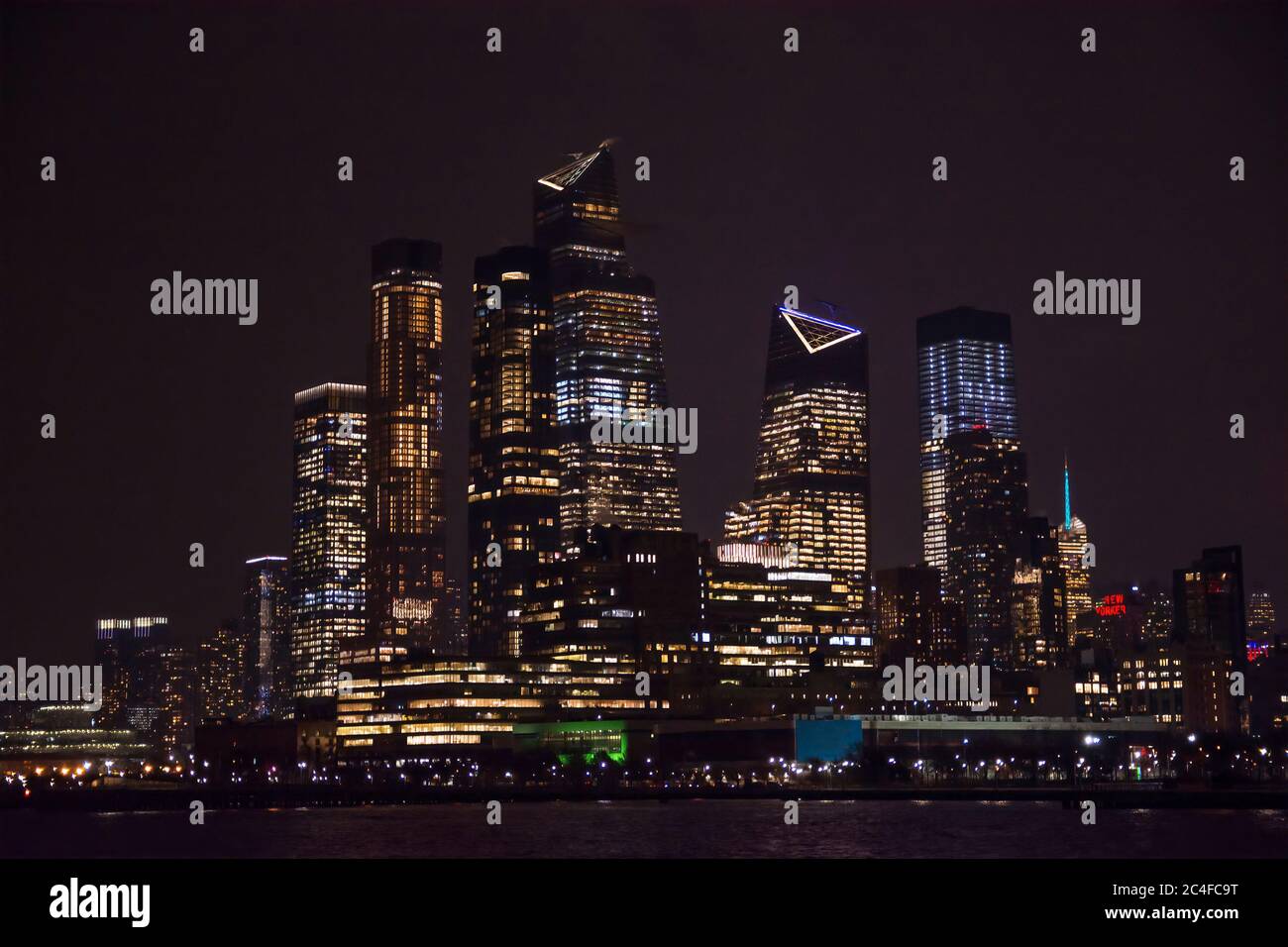 Croisière d'hiver . Horizon de New York la nuit. Vue depuis Hudson River, New York, USA, Amérique. Logo New Yorker. Banque D'Images