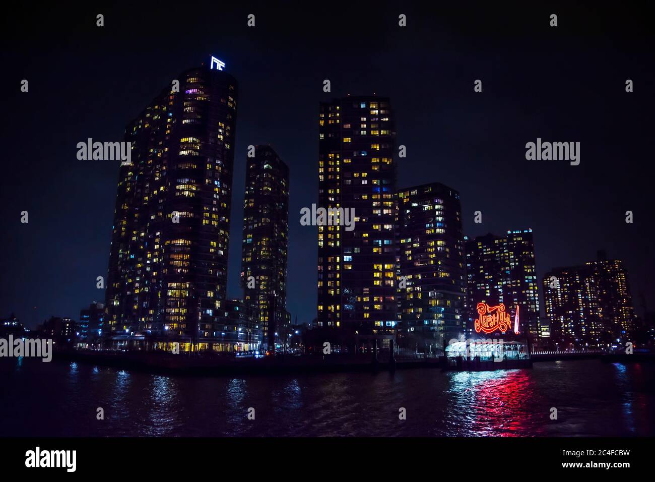 Croisière d'hiver . Horizon de New York la nuit. Vue depuis Hudson River, New York, USA, Amérique. Logo Pepsi Cola. Banque D'Images