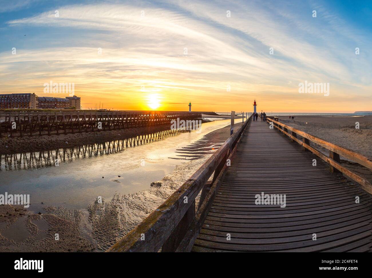 Panorama de l'embarcadère et du phare en bois à Trouville et Deauville dans une belle soirée d'été, en France Banque D'Images