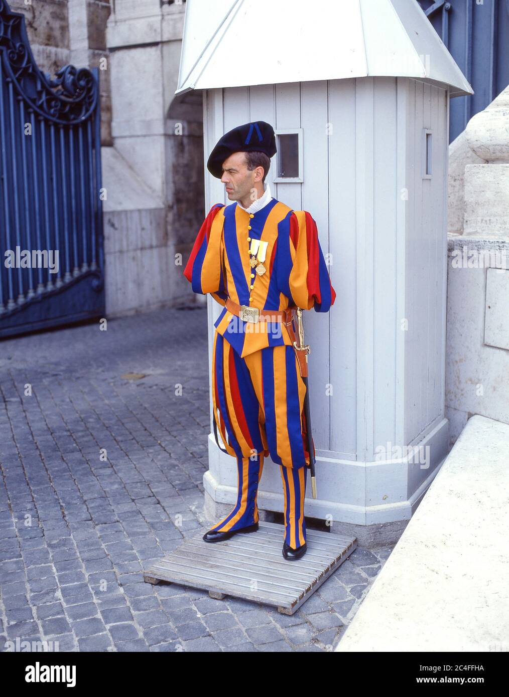 Pontficial gardes suisses en uniforme traditionnel à l'extérieur de la Cité du Vatican, la place Saint-Pierre, Rome (Roma), région du Latium, Italie Banque D'Images