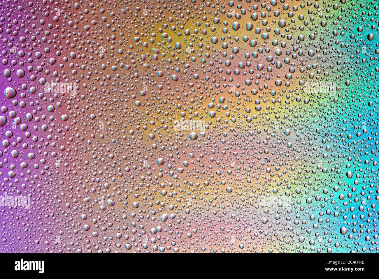 Fond de gouttes d'eau sur une surface colorée en dégradé. Banque D'Images