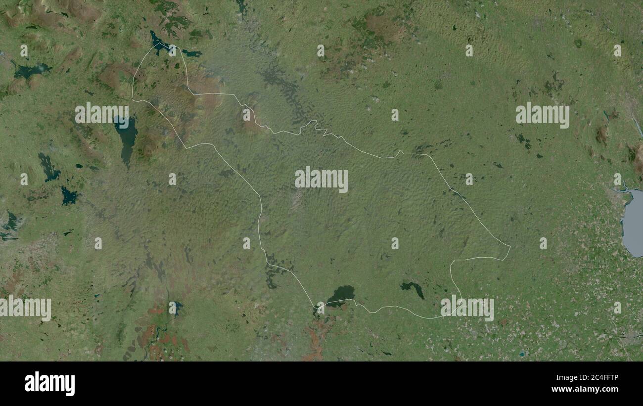 Cavan, comté d'Irlande. Imagerie satellite. Forme entourée par rapport à sa zone de pays. Rendu 3D Banque D'Images