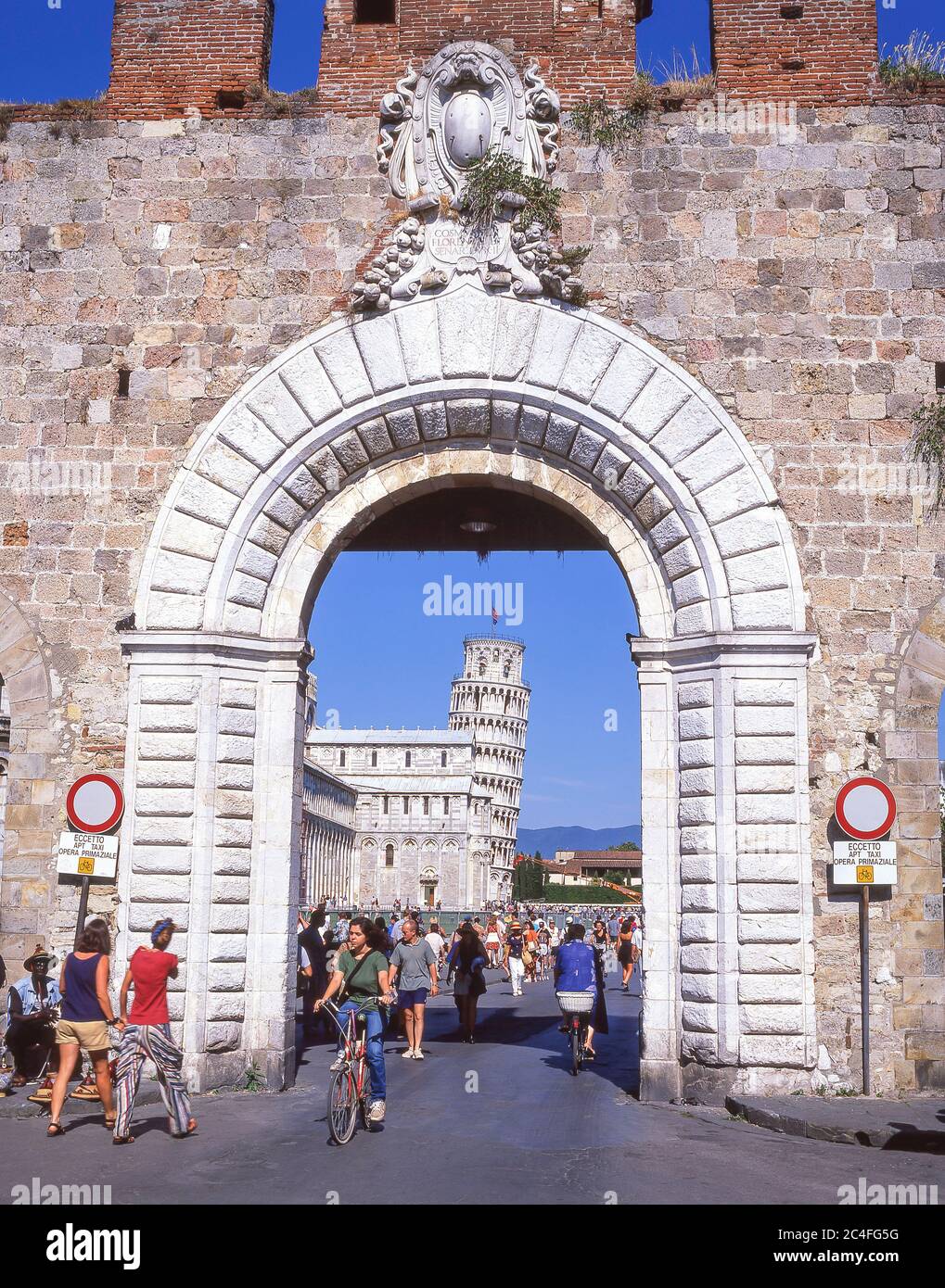La tour penchée (Torre pendente di Pisa) et la cathédrale (Duomo) par la porte d'entrée de la ville, Piazza dei Miracoli, Pise, région Toscane, Italie Banque D'Images