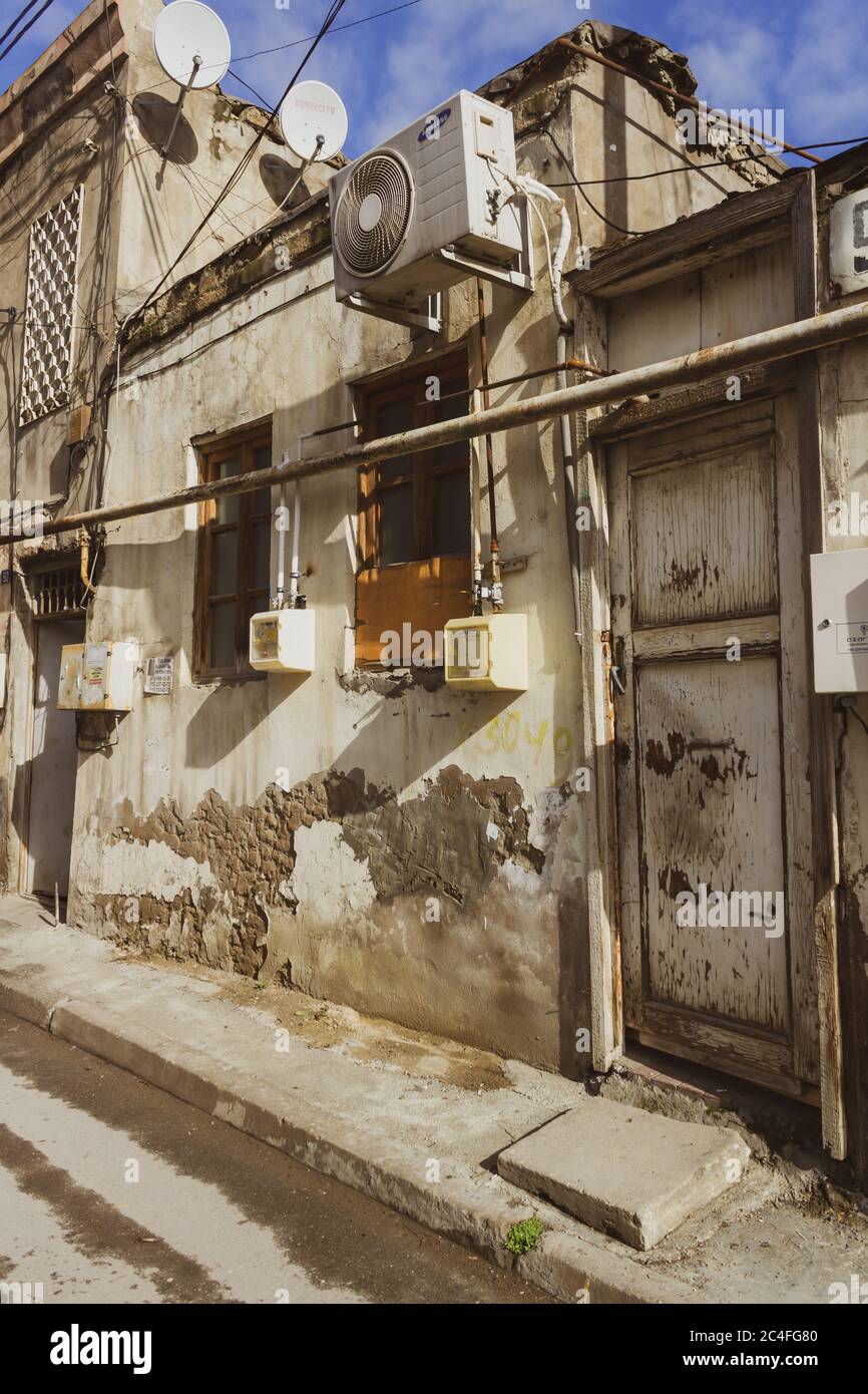 Vieux bâtiments détruits de bâtiments résidentiels qui devraient être démolis dans l'ancienne rue soviétique Banque D'Images