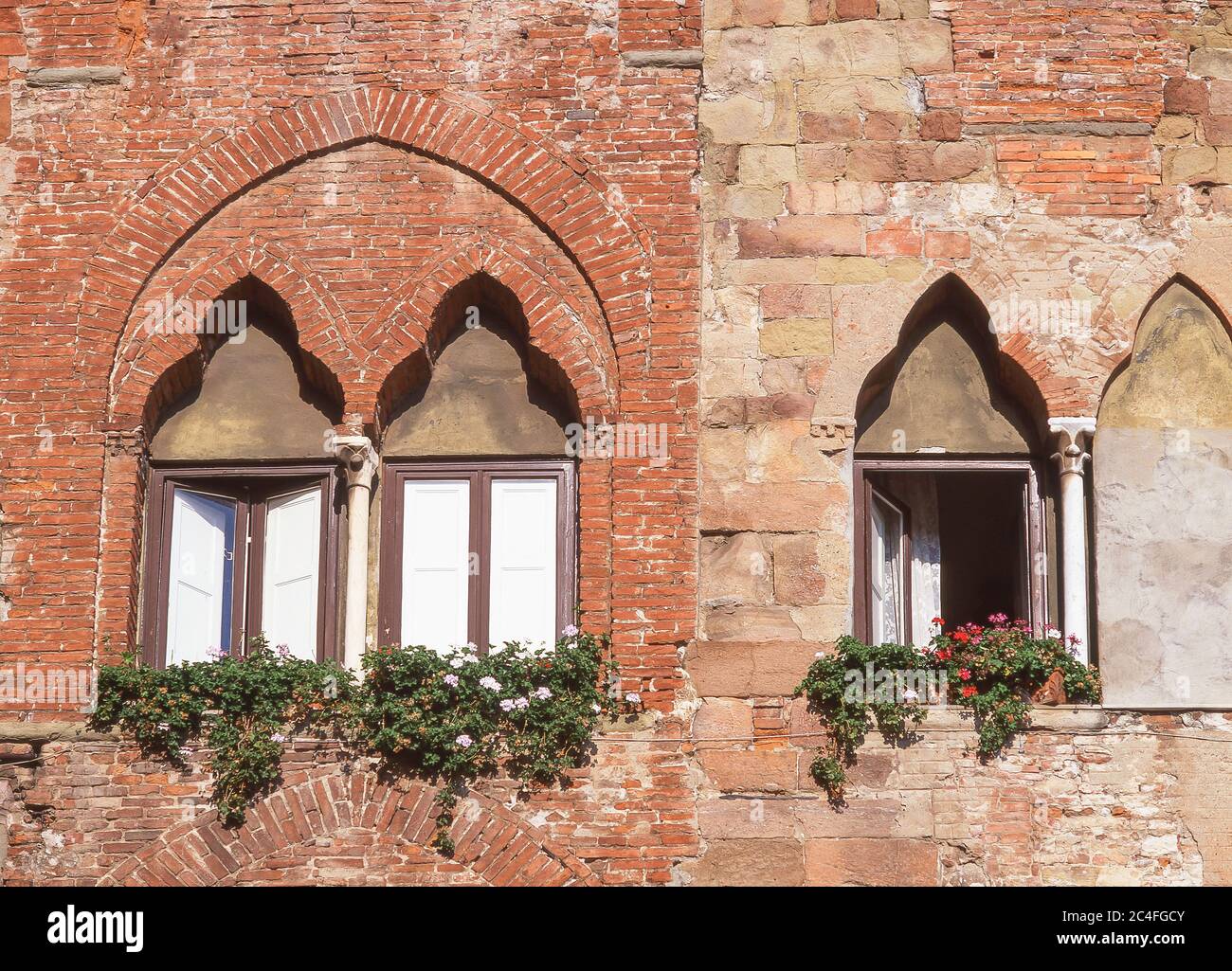 Fenêtres médiévales, Piazza San Michele, Lucques, région Toscane, Italie Banque D'Images