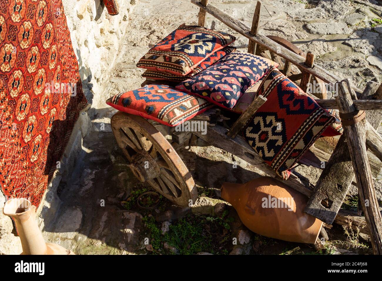 Tapis nationaux avec des motifs caucasiens sont à vendre dans la vieille ville sur des vieilles pierres Banque D'Images