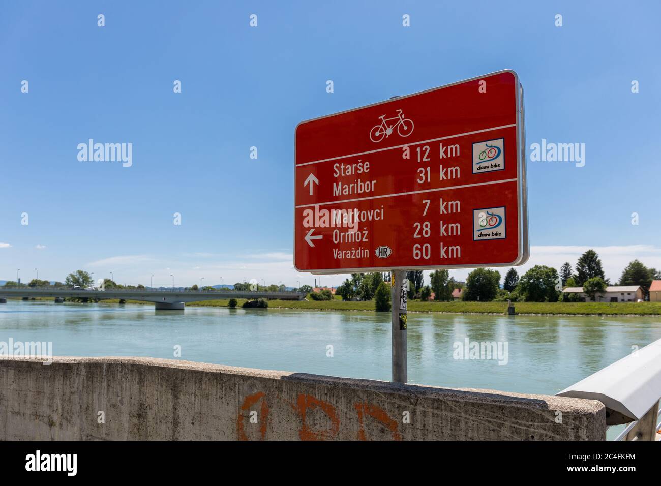 Panneau le long de la route cyclable de la rivière Drava - Ptuj, Slovénie Banque D'Images