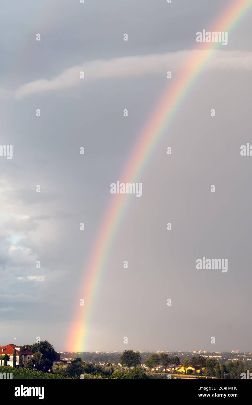 arc-en-ciel coloré sur un ciel nuageux. journée brumeuse Banque D'Images
