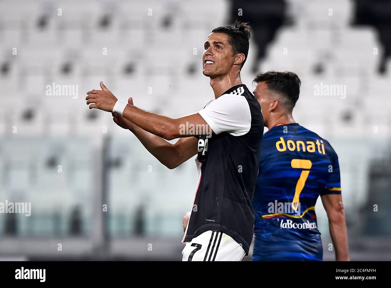 Turin, Italie. 26 juin 2020. TURIN, ITALIE - 26 juin 2020 : Cristiano Ronaldo de Juventus FC semble abattu lors du match de football de Serie A entre Juventus FC et US Lecce. (Photo de Nicolò Campo/Sipa USA) crédit: SIPA USA/Alay Live News Banque D'Images