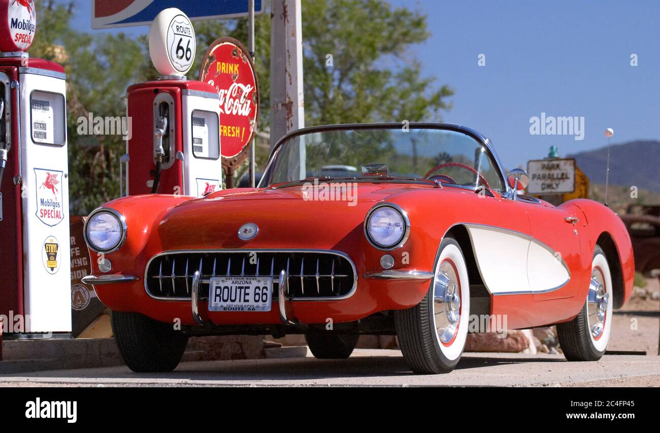 Corvette Chevrolet rouge vintage 56, sur la route historique 66, devant le magasin général de Hackberry, Arizona, États-Unis Banque D'Images