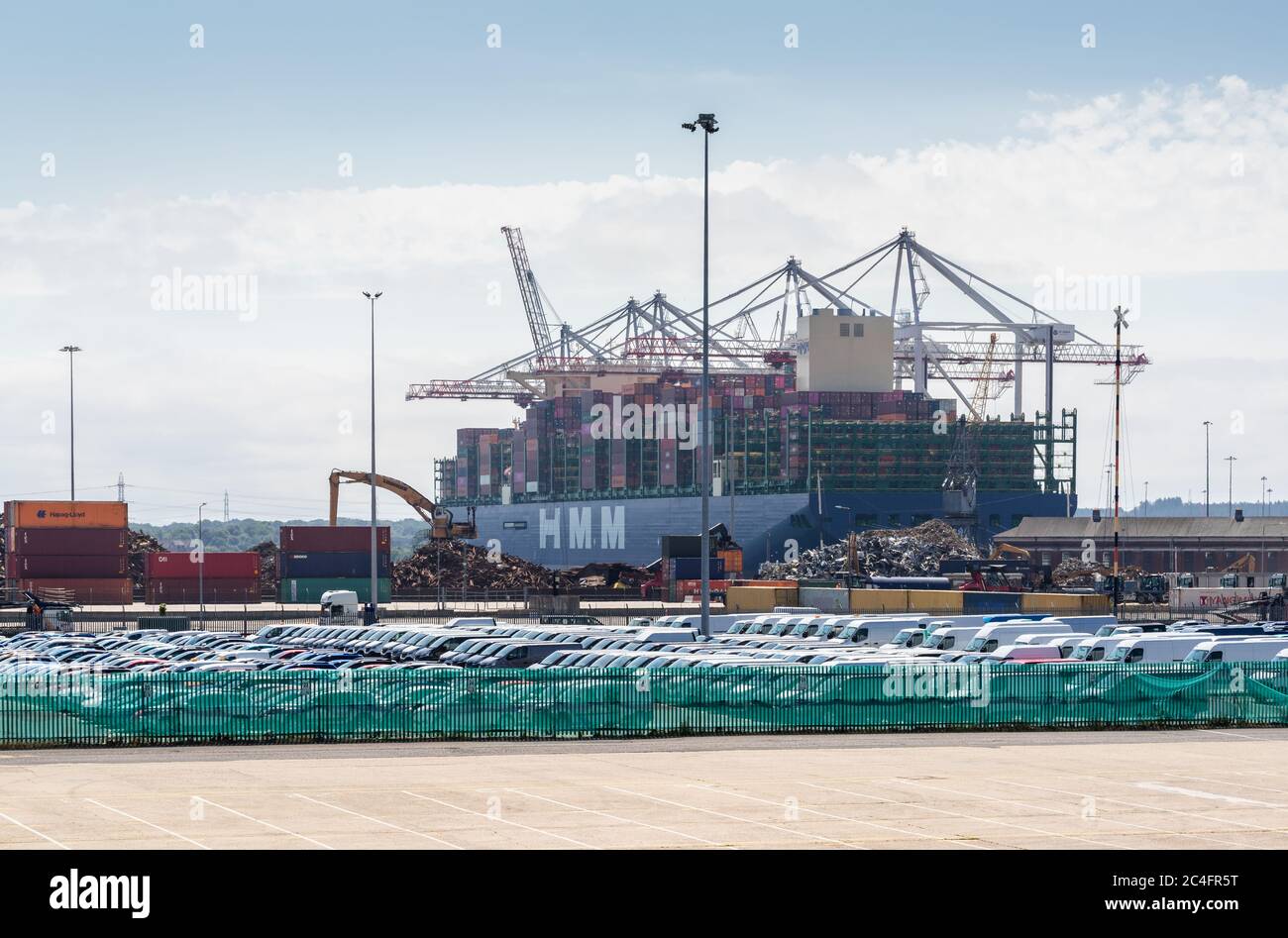 Southampton, Angleterre, Royaume-Uni. 26 juin 2020. Le nouveau navire HMM OSLO est déchargé lors de sa première visite au Royaume-Uni et amarré au poste de quai SCT5 de DP World Southampton. Construit en 2020, le navire est l'un des plus grands navires à conteneurs au monde, Port de Southampton, Angleterre, Royaume-Uni Banque D'Images