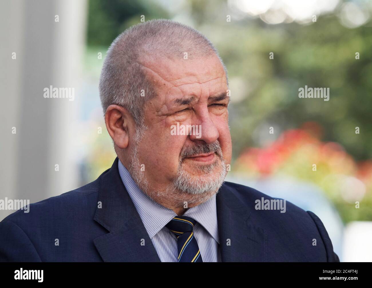 Président du Mejlis du peuple de Tatar de Crimée Refrat Chubarov vu pendant la célébration du jour du drapeau des Tatars de Crimée dans le centre-ville de Kiev, Ukraine.les Tatars de Crimée célèbrent chaque année le jour du drapeau de Tatar de Crimée le 26 juin. Le drapeau des Tatars de Crimée est un tissu bleu avec un emblème jaune - Tamga - dans le coin supérieur gauche. Le drapeau a été adopté pour la première fois par le Kurultai (congrès national) des Tatars de Crimée en 1917, après la Révolution de février en Russie. Le 30 juin 1991, le Kurultay nouvellement convoqué a adopté ce drapeau comme un drapeau national, selon Wikipedia. Banque D'Images