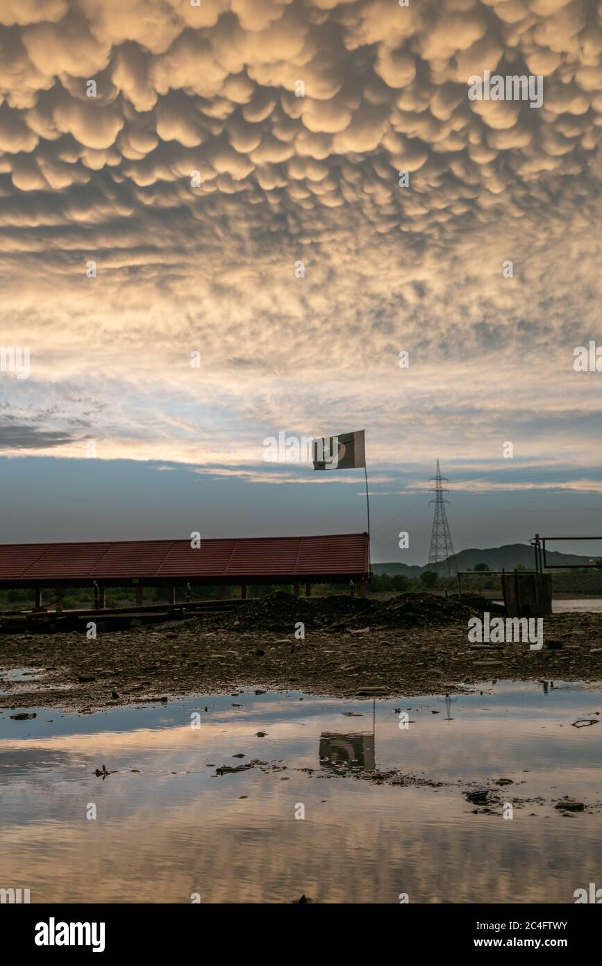 Les nuages de Mammtus flottent sur le ciel pakistanais Banque D'Images