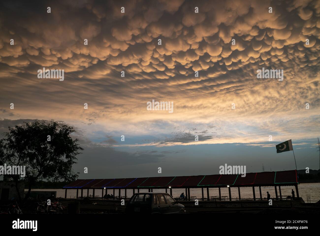 Vue rare sur les nuages de Mammatus au coucher du soleil Banque D'Images