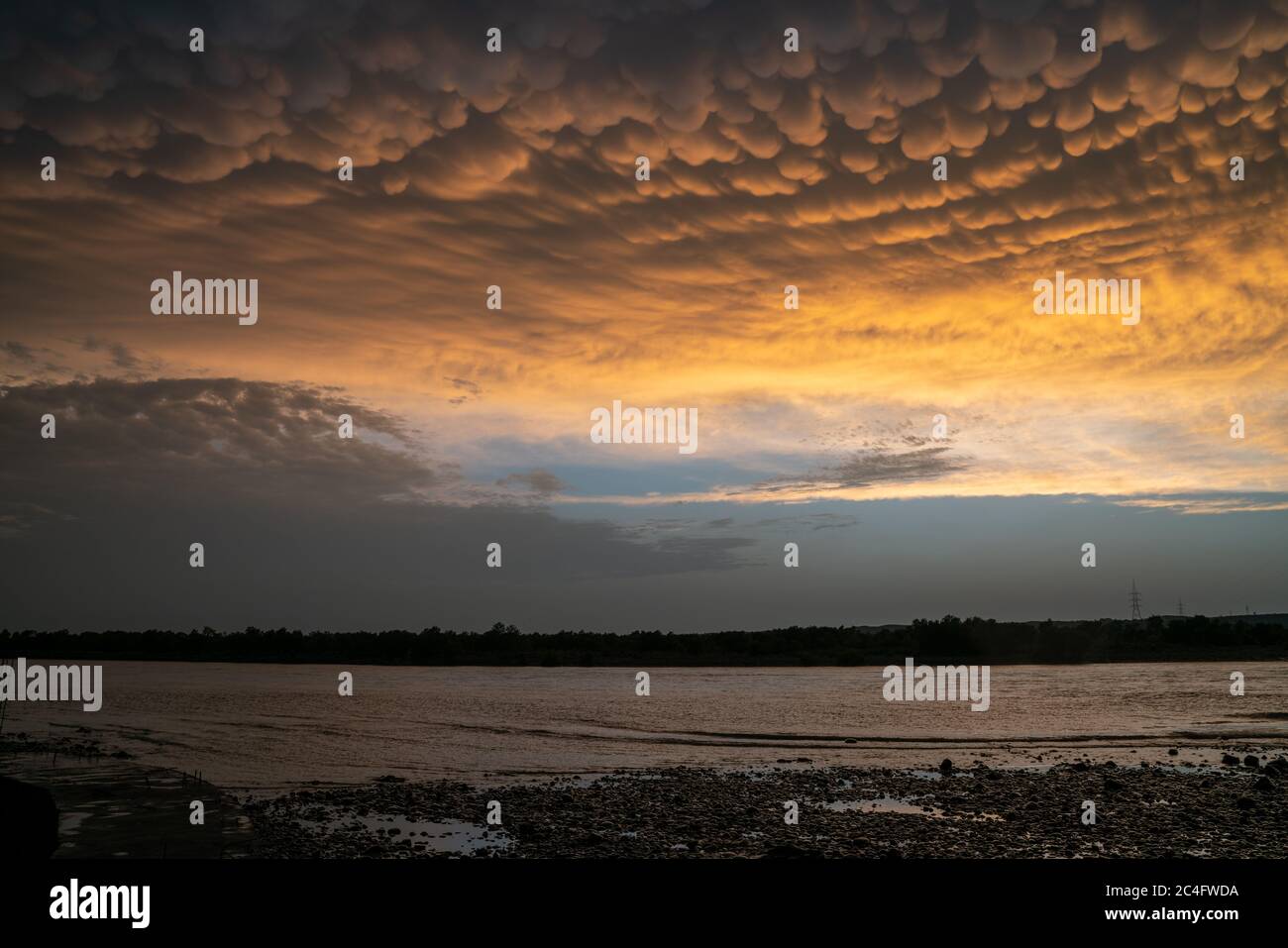 Vue rare sur les nuages de Mammatus au coucher du soleil Banque D'Images