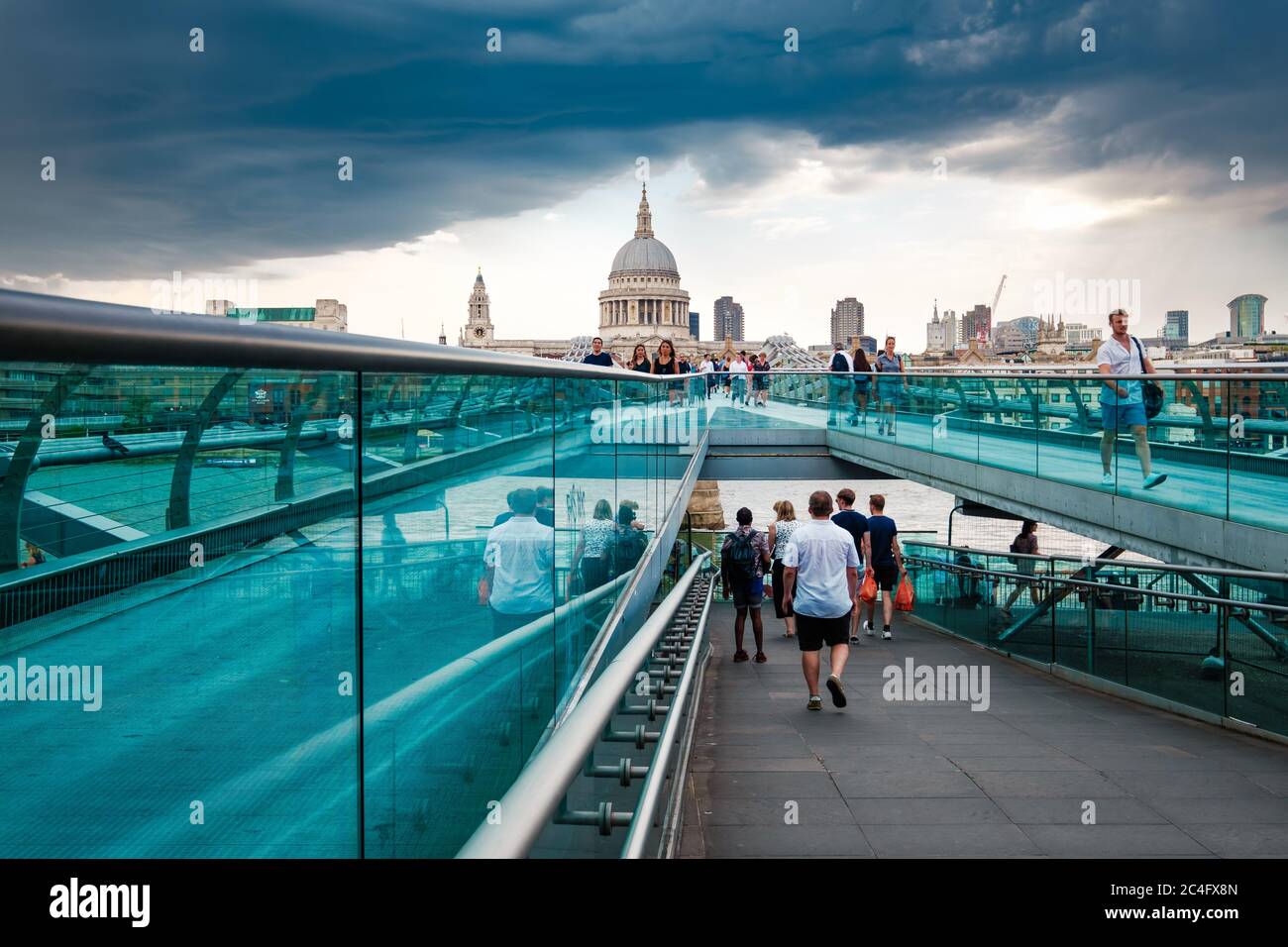 Le pont du Millénaire et la cathédrale Saint-Paul lors d'une journée typique de Londres Banque D'Images