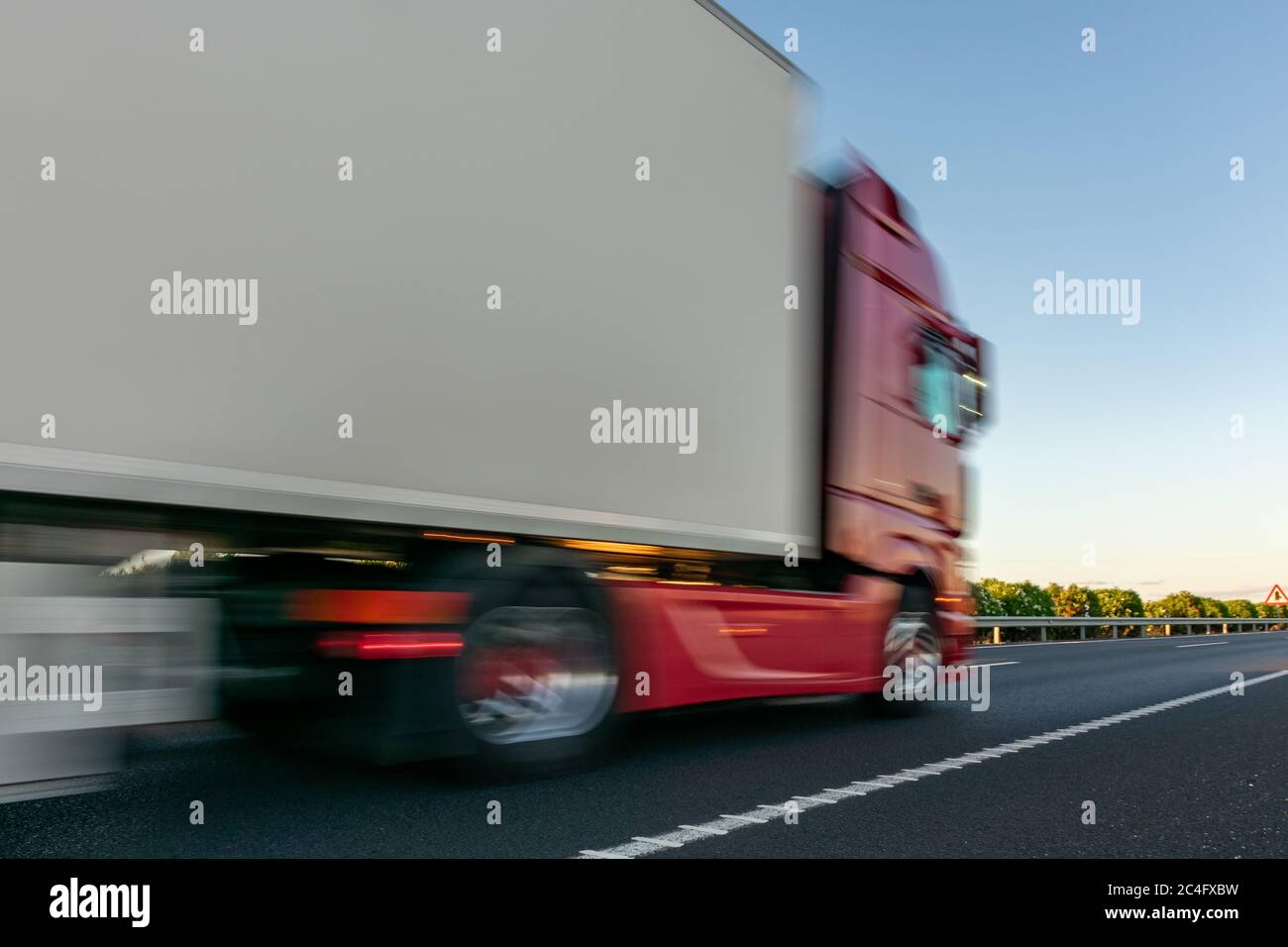 Camion avec semi-remorque réfrigérée se déplaçant sur la route Banque D'Images