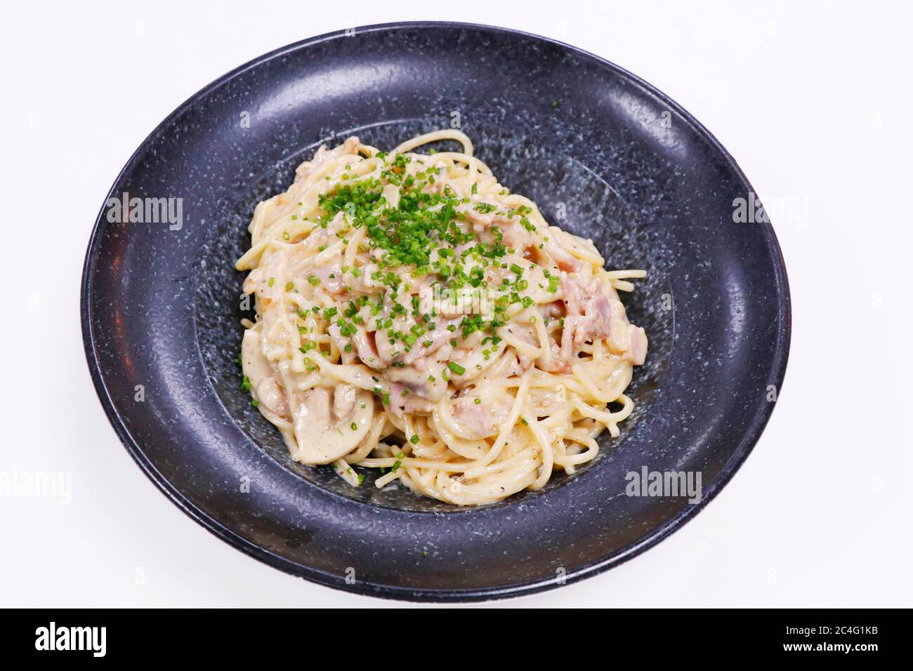 pâtes de gazéra spaghetti au bacon dans une sauce crémeuse riche Banque D'Images