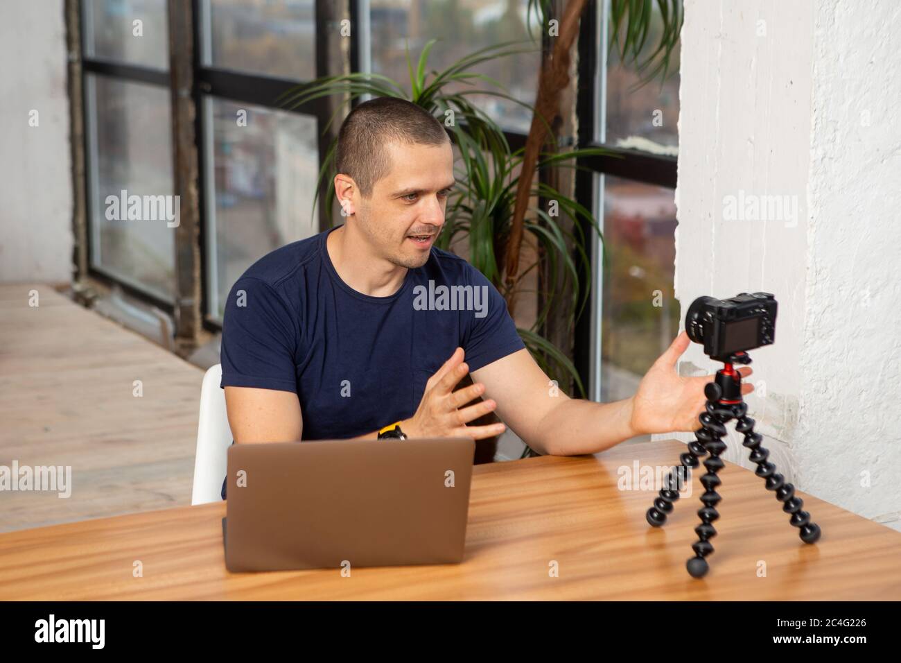 Homme prenant la vidéo pour son blog vidéo ou chaîne Banque D'Images