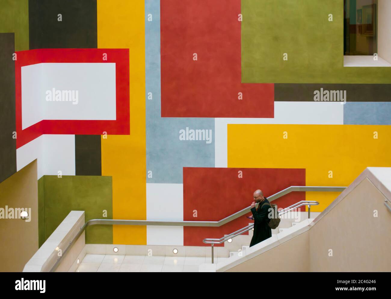 Homme descendant un escalier coloré à la Tate Britain Gallery, Londres, Angleterre, Royaume-Uni Banque D'Images