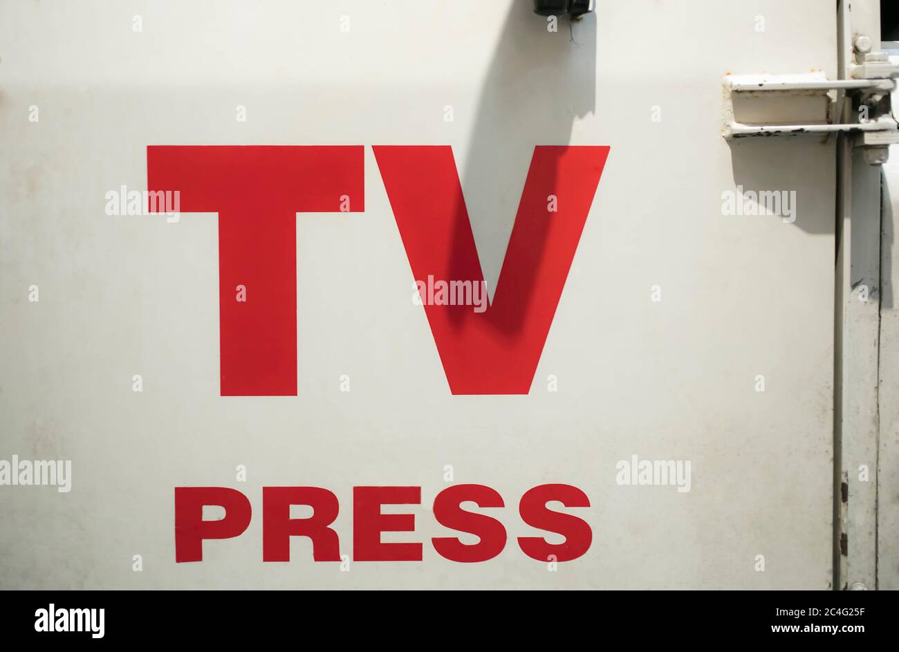 TV appuyez sur le panneau de la porte de la voiture Banque D'Images