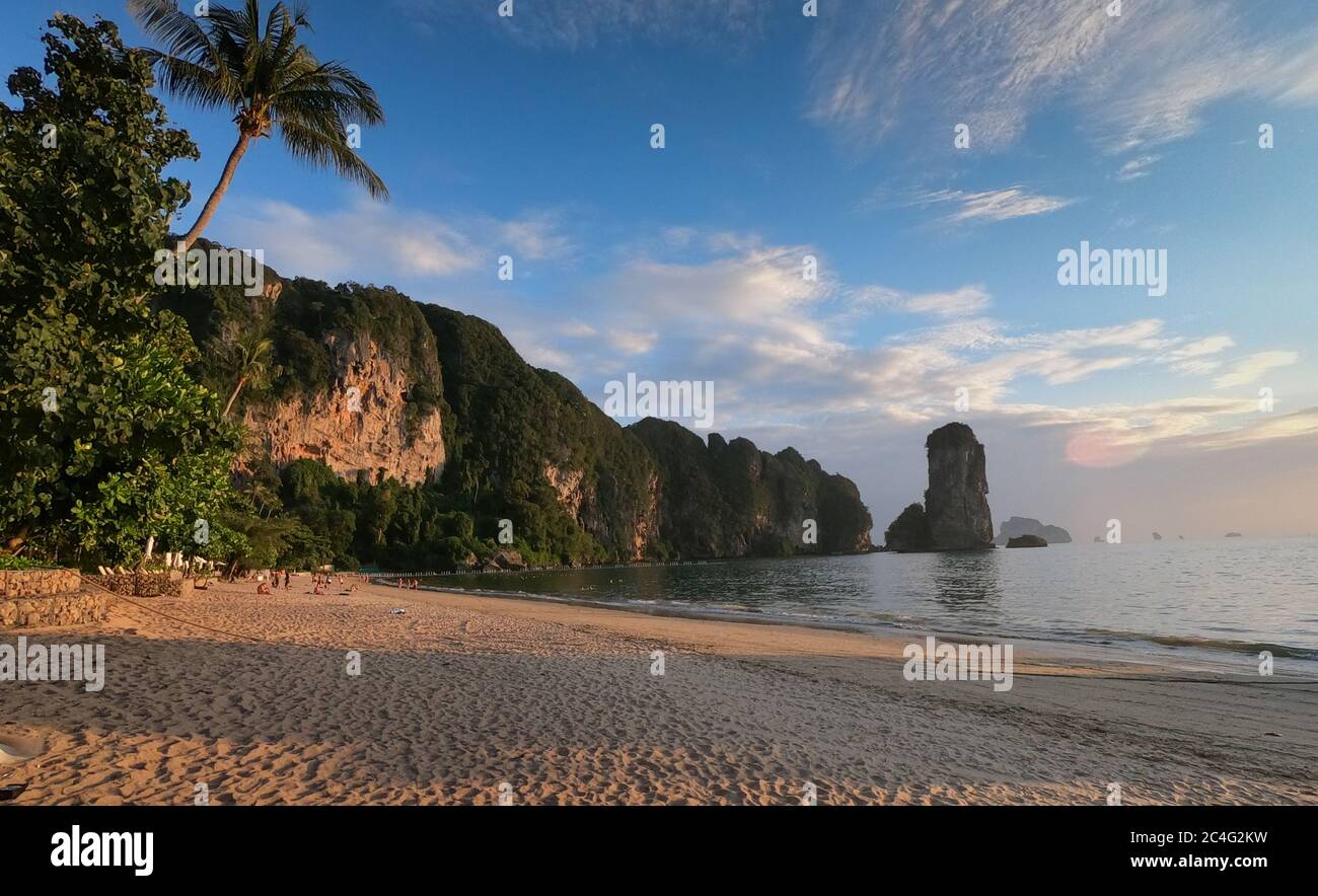 Belle vue sur la plage paisible et relaxante de Pai Plong, dans le quartier d'Ao Nang, Krabi, Thaïlande Banque D'Images