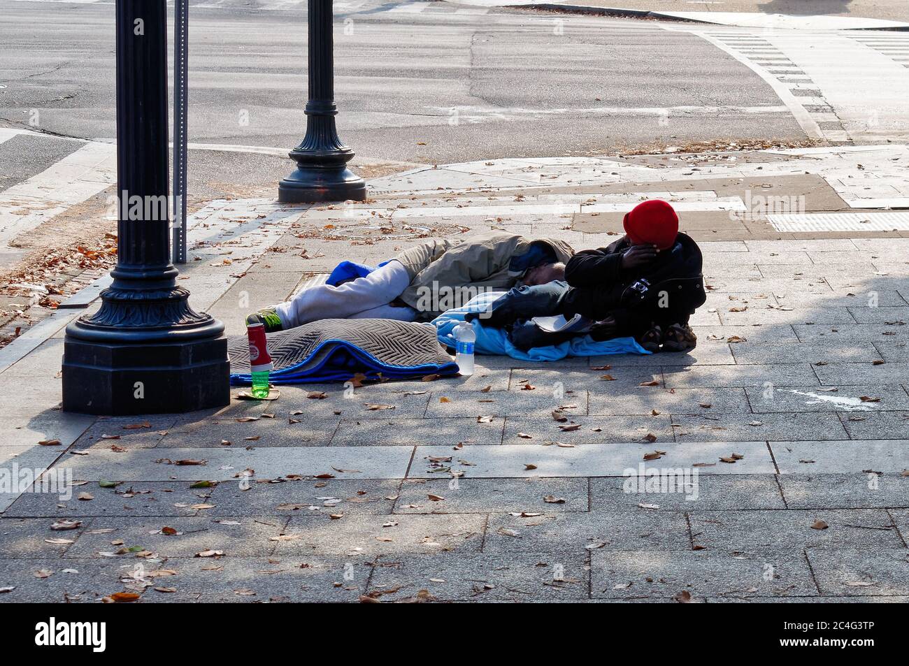 Deux Afro-Américains sans abri sont situés dans la rue dans le centre-ville de Washington, DC, USA Banque D'Images
