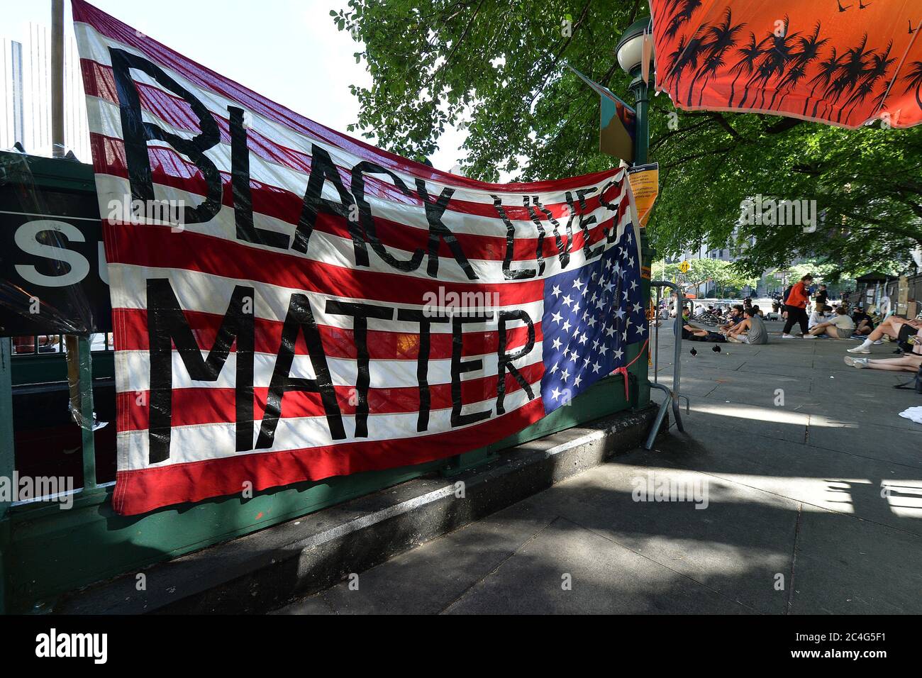 New York, États-Unis. 26 juin 2020. Les manifestants du camp Occupy City Hall ont pris le contrôle d'un parc à l'extérieur de l'hôtel de ville, exigeant que la ville de New York réduise d'au moins 1 milliard de dollars le budget du NYPD, New York, NY, 26 juin 2020. Le meurtre de George Floyd par un policier de Minneapolis a placé les questions de discrimination raciale et de brutalité policière au premier plan du débat national, et les manifestants ont commencé à camper du jour au lendemain en promettant de rester là jusqu'à ce que la ville ratifie son budget et réduit le financement du NYPD. (Anthony Behar/Sipa USA) crédit: SIPA USA/Alay Live News Banque D'Images