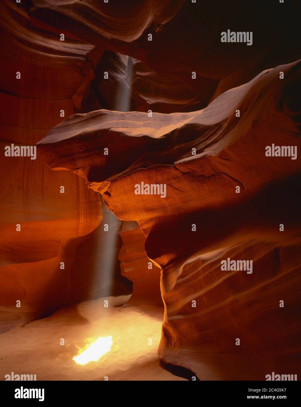 Glen Canyon National Recreation AZ/MAY UN faisceau étroit de lumière au milieu des murs d'eau sculptés grès à Upper Antelope Canyon près du lac Powell. Banque D'Images