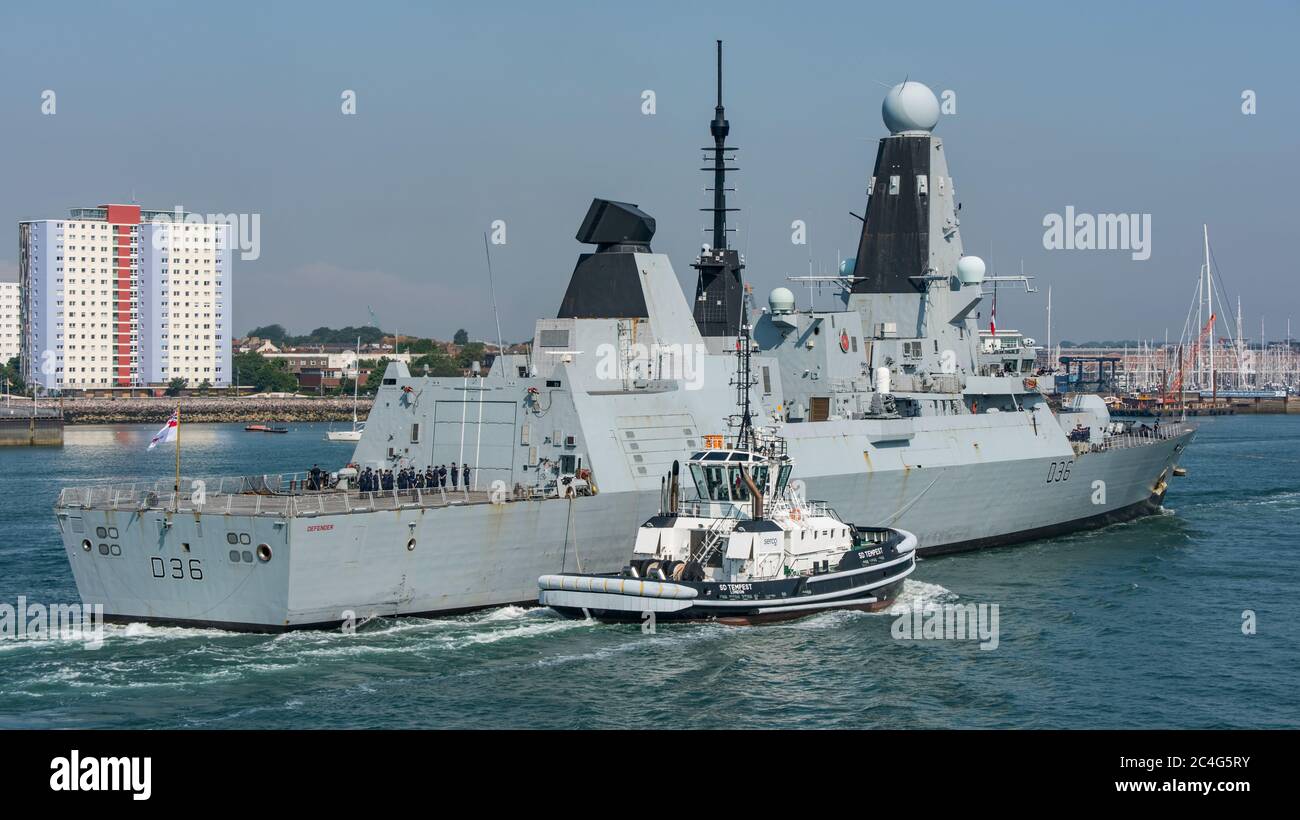 Le destroyer de défense aérienne de type 45 de la Royal Navy HMS Defender (D36) retourne à Portsmouth, au Royaume-Uni, le 26 juin 2020, après une période d'essais en mer dans les eaux britanniques. Banque D'Images