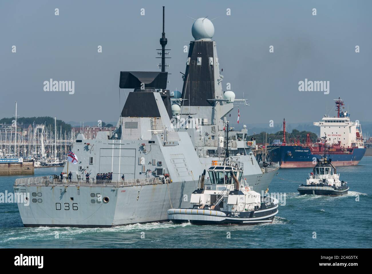 Le destroyer de défense aérienne de type 45 de la Royal Navy HMS Defender (D36) retourne à Portsmouth, au Royaume-Uni, le 26 juin 2020, après une période d'essais en mer dans les eaux britanniques. Banque D'Images