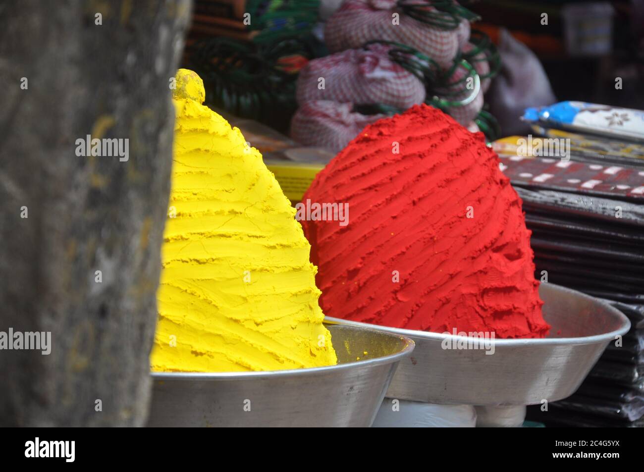 Poudre indienne colorée dans un bol en métal utilisé pour les festivals Banque D'Images