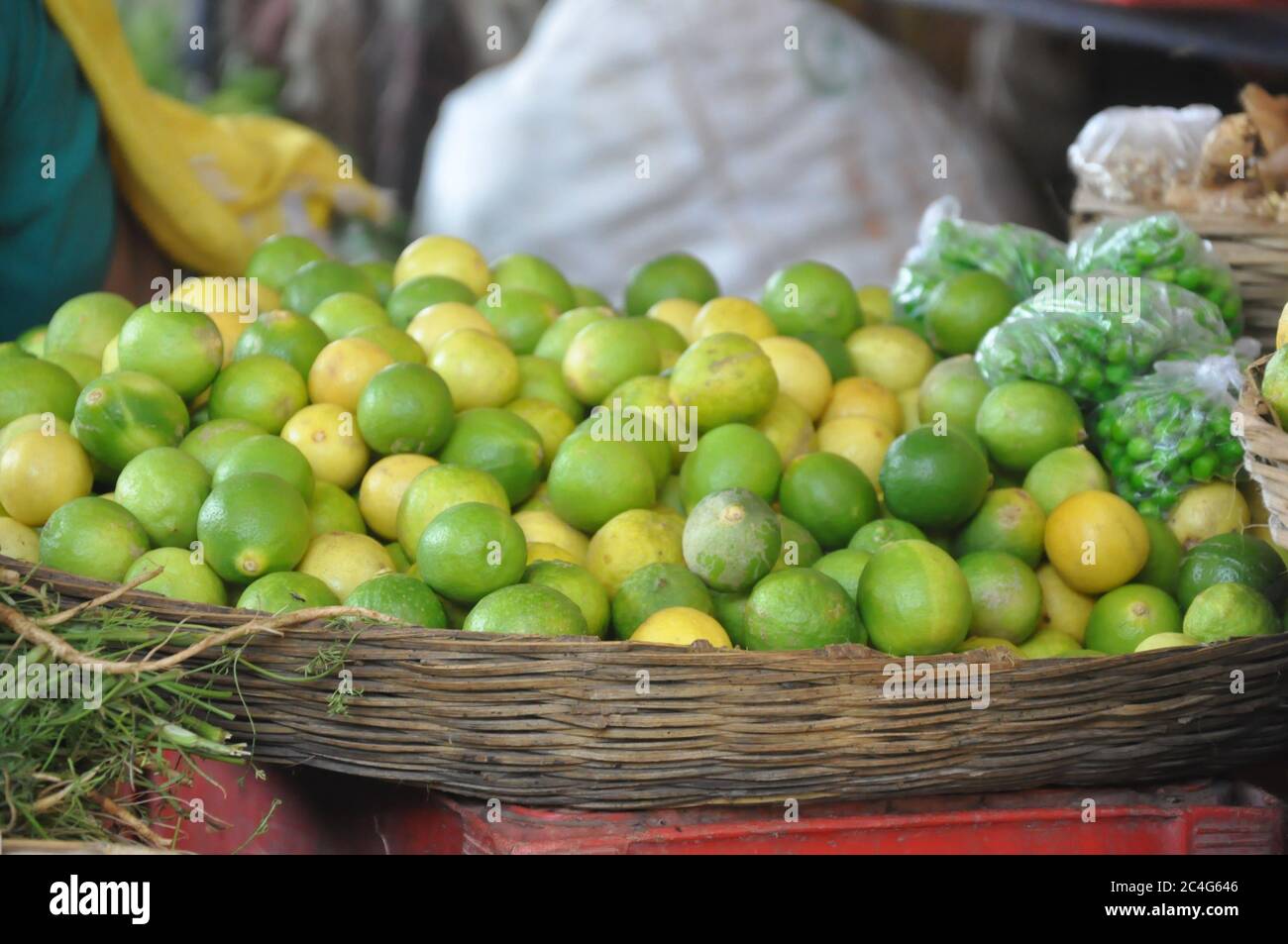 Panier de limes fraîches au marché indien Banque D'Images