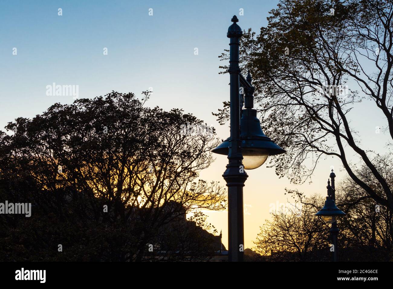 Lampadaire en fer et vieille ville d'Édimbourg, depuis le pont Waverley, Édimbourg, Écosse, Royaume-Uni. Banque D'Images