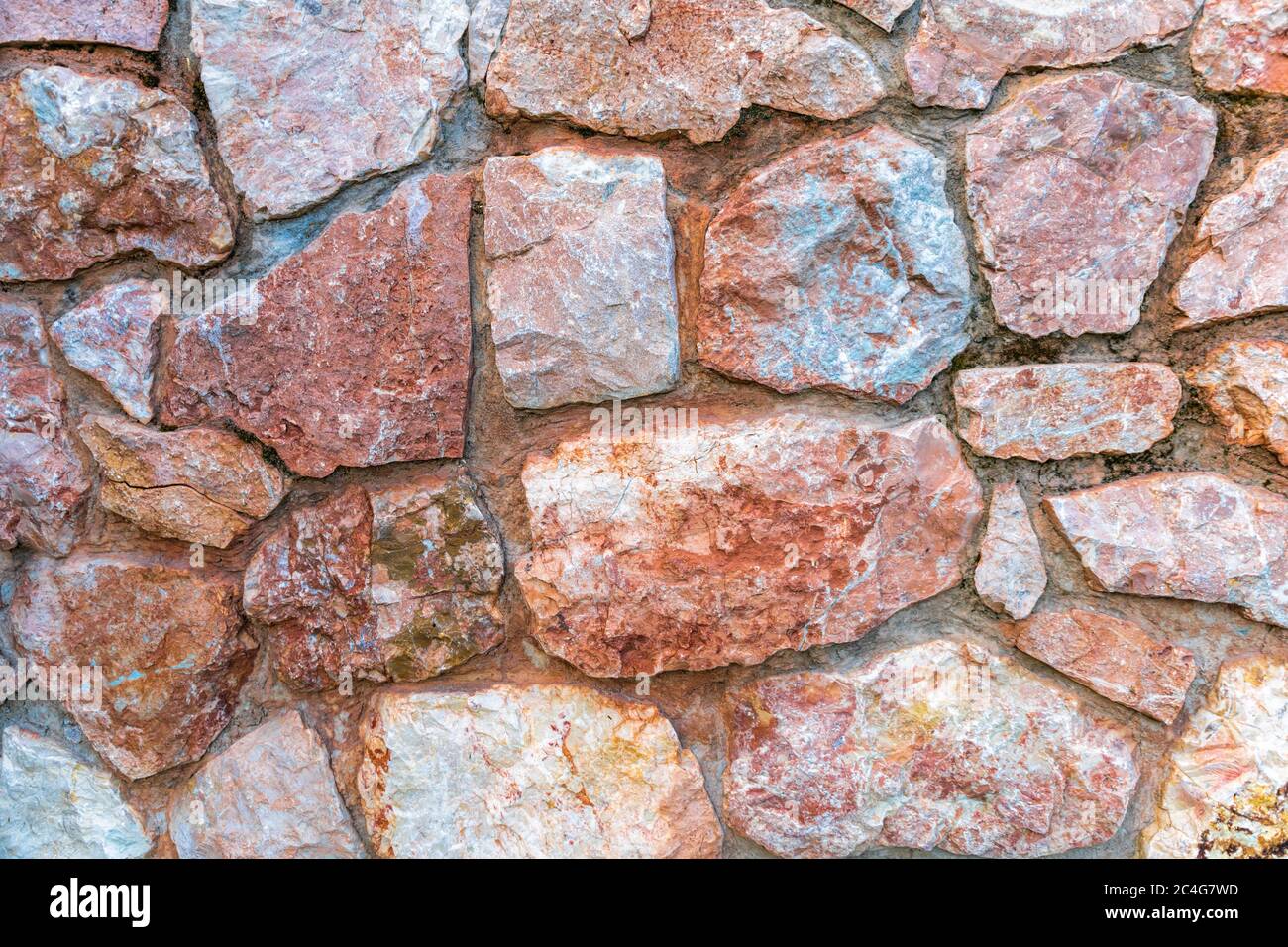 Fond de texture de mur en marbre rose. Gros plan grunge texture calcaire, pierre de pierre, vieux modèle de grille propre briques de conception inégale pile Banque D'Images