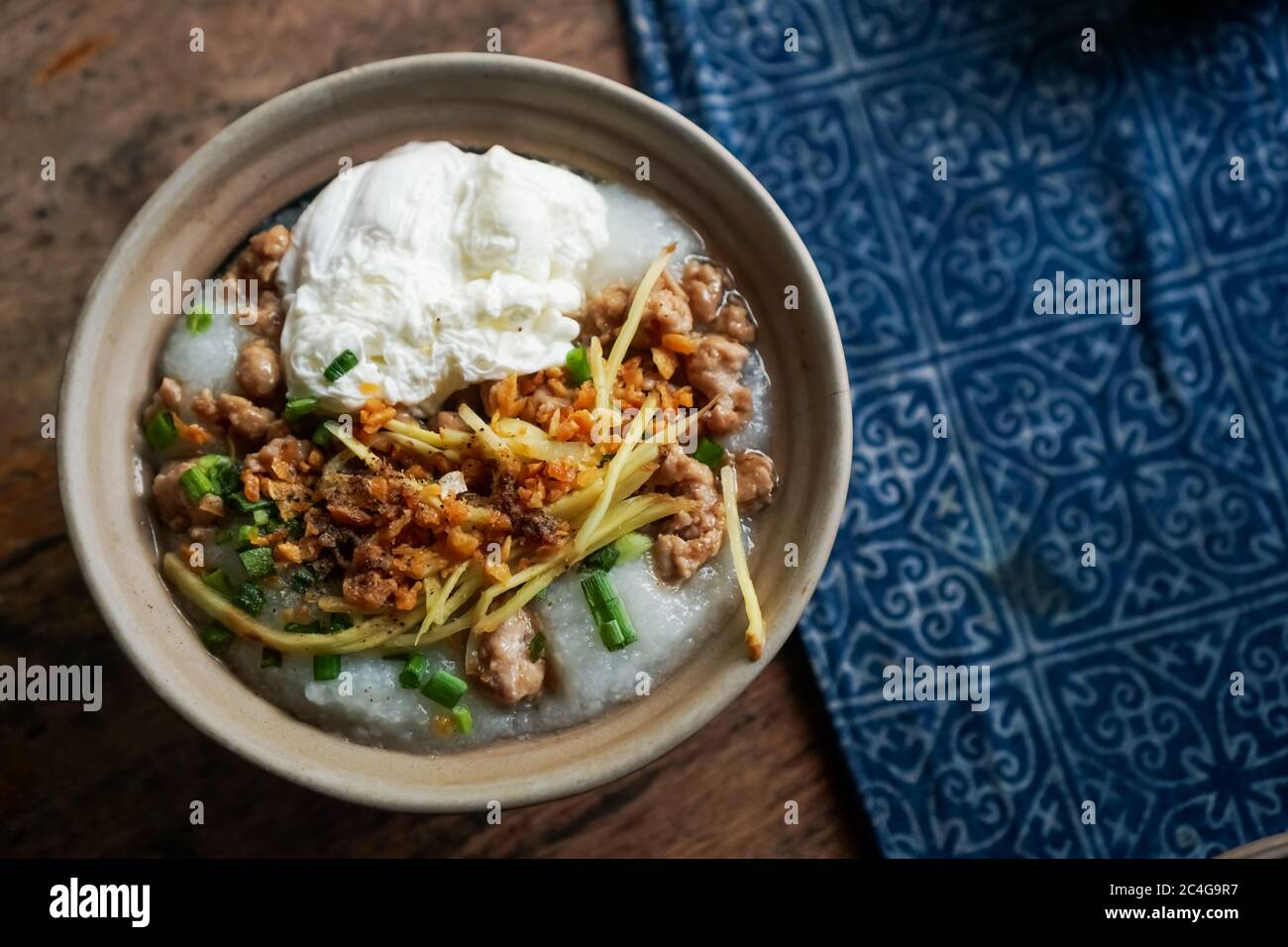 Petit déjeuner thaï soupe de riz au porc avec œufs sur table en bois. Copier l'espace mettez votre texte sur l'arrière-plan. Banque D'Images