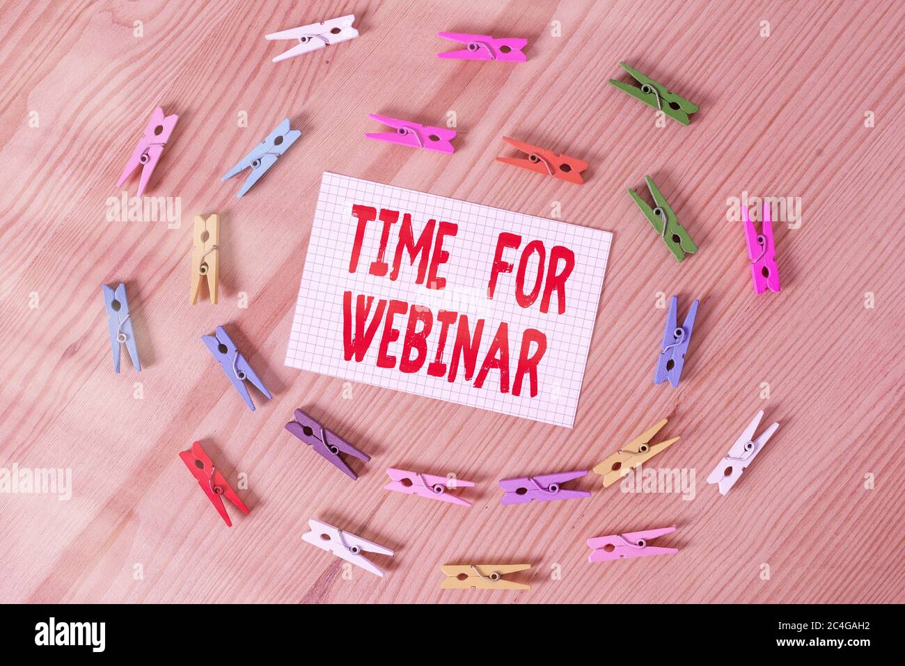 Affiche textuelle indiquant l'heure du webinaire. Photo d'affaires texte eLearning, web conférence, webcasting, collaboration en temps réel papiers couleur de clothpin Banque D'Images