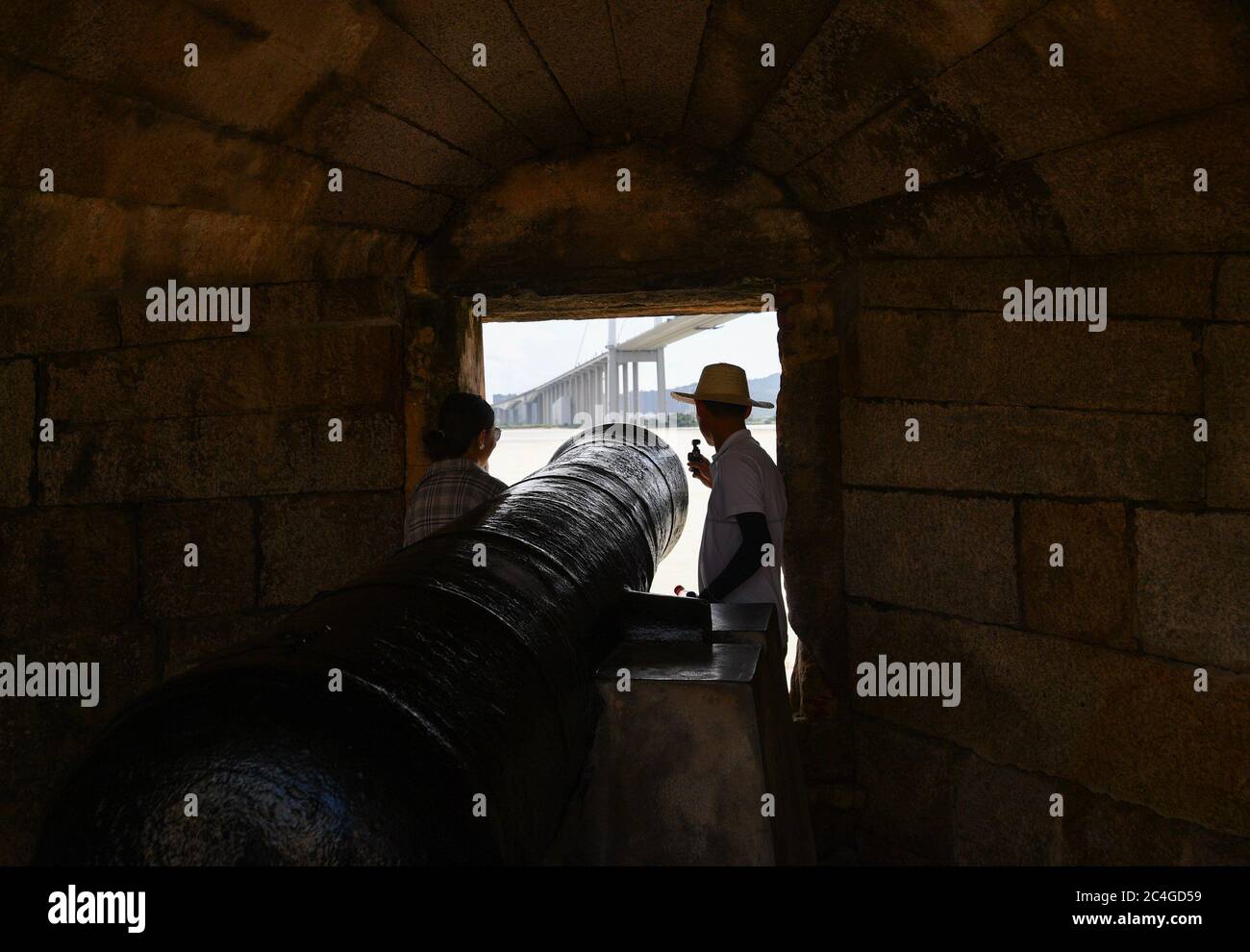(200627) -- HUMEN, 27 juin 2020 (Xinhua) -- les gens visitent la forteresse de Weiyuan dans la ville de Humen, ville de Dongguan, province de Guangdong, au sud de la Chine, 23 juin 2020. Humen Town, situé au centre de la région de la grande baie de Guangdong-Hong Kong-Macao, est riche en histoire et en culture. En 1839, Lin Zexu, un responsable de la dynastie Qing (1644-1911) qui a mené la lutte contre la contrebande d'opium, a détruit l'opium confisqué en contrebande à Humen Beach par des marchands étrangers. L'événement a mis en évidence la détermination du gouvernement et du peuple chinois à résister à l'abus de drogues, et la guerre de l'opium qui a suivi a ouvert l'histoire moderne de Banque D'Images