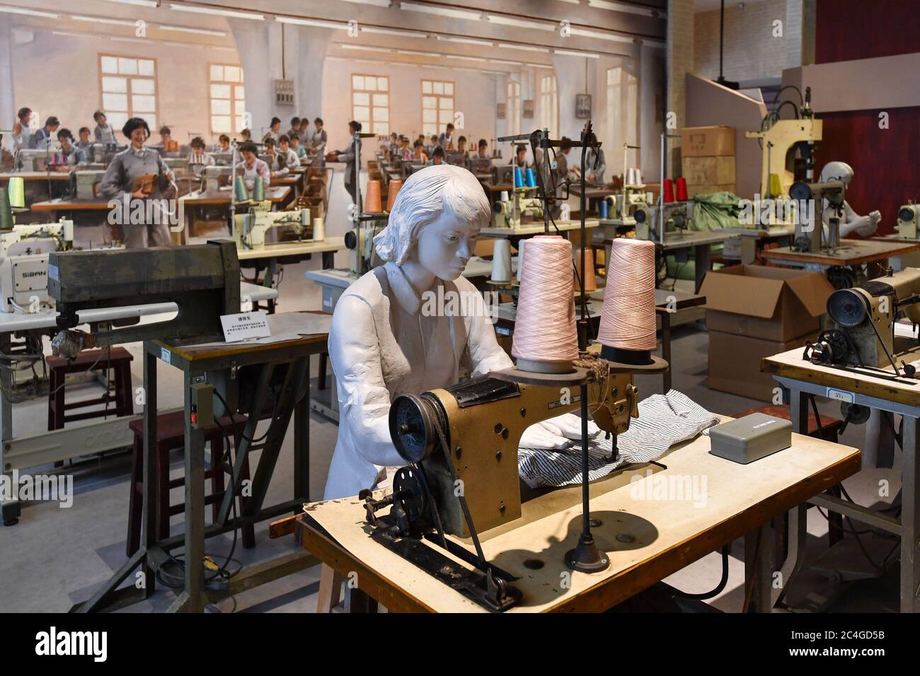 (200627) -- HUMEN, 27 juin 2020 (Xinhua) -- la photo prise le 24 juin 2020 montre une vue d'une salle d'exposition de l'usine de sacs à main Taiping à Humen Town, Dongguan City, dans la province de Guangdong, dans le sud de la Chine. Humen Town, situé au centre de la région de la grande baie de Guangdong-Hong Kong-Macao, est riche en histoire et en culture. En 1839, Lin Zexu, un responsable de la dynastie Qing (1644-1911) qui a mené la lutte contre la contrebande d'opium, a détruit l'opium confisqué en contrebande à Humen Beach par des marchands étrangers. L'événement a mis en évidence la détermination du gouvernement et du peuple chinois à résister à l'abus des drogues, et le fol Banque D'Images
