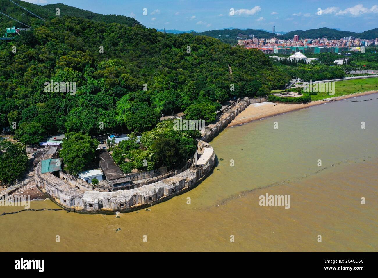 (200627) -- HUMEN, 27 juin 2020 (Xinhua) -- photo aérienne prise le 23 juin 2020 montre la forteresse de Weiyuan dans la ville de Humen, ville de Dongguan, province de Guangdong, au sud de la Chine. Humen Town, situé au centre de la région de la grande baie de Guangdong-Hong Kong-Macao, est riche en histoire et en culture. En 1839, Lin Zexu, un responsable de la dynastie Qing (1644-1911) qui a mené la lutte contre la contrebande d'opium, a détruit l'opium confisqué en contrebande à Humen Beach par des marchands étrangers. L'événement a mis en évidence la détermination du gouvernement et du peuple chinois à résister à l'abus de drogues, et la guerre de l'opium suivante a ouvert le mode Banque D'Images
