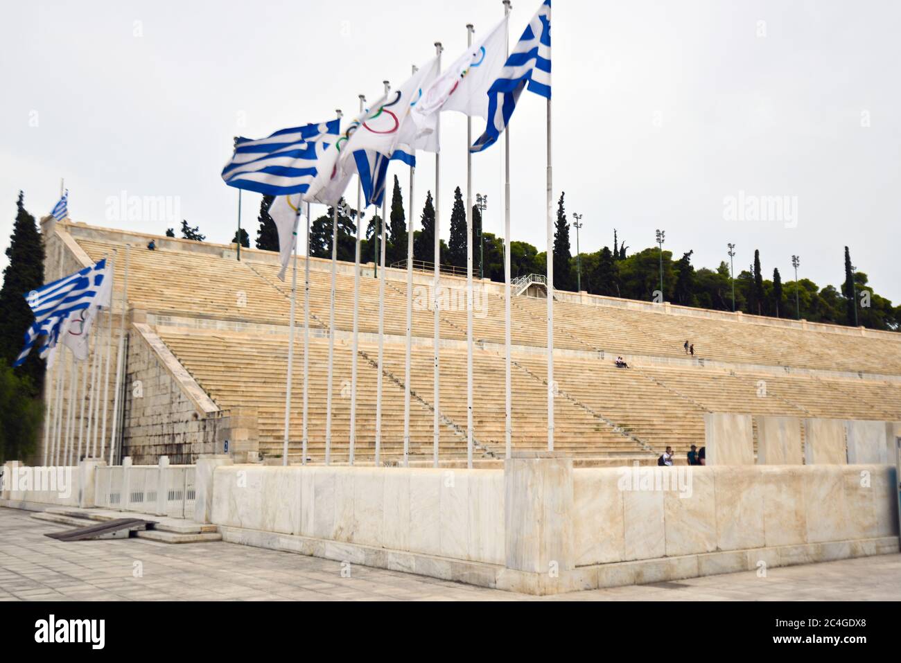 Drapeaux olympiques et grecs au stade olympique panathénaïque. Athènes, Grèce Banque D'Images