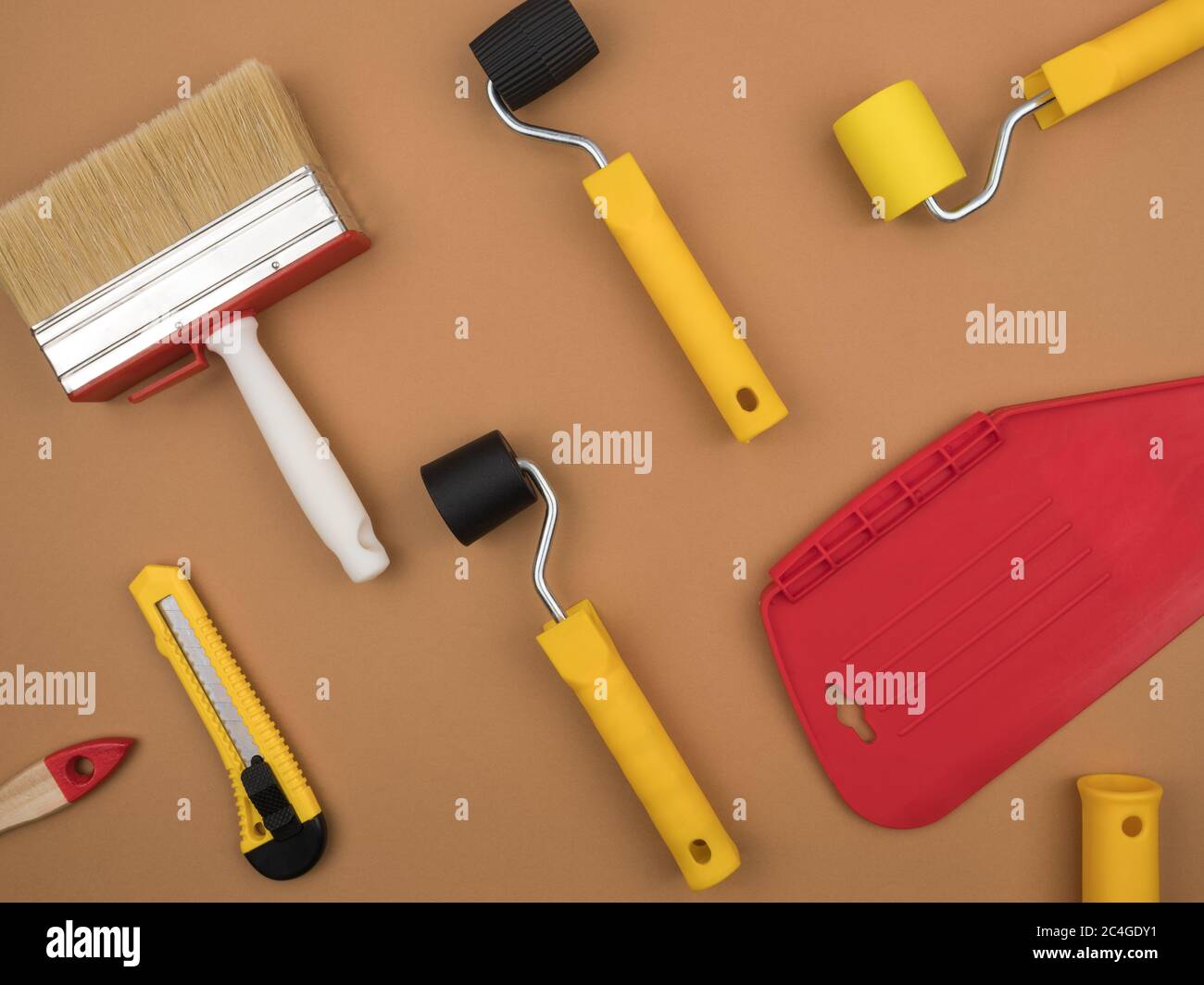 Un outil de peinture pour le papier peint. Arrière-plan beige. Banque D'Images
