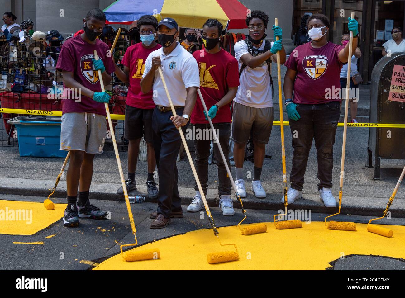 Brooklyn, États-Unis d'Amérique . 26 juin 2020. Eric Adams, président de Brooklyn Borough, et un groupe d'activistes peignent la fresque de Black Life Matters à l'extérieur de Borough Hall à Brooklyn, New York, le 26 juin 2020. (Photo de Gabriele Holtermann/Sipa USA) crédit: SIPA USA/Alay Live News Banque D'Images