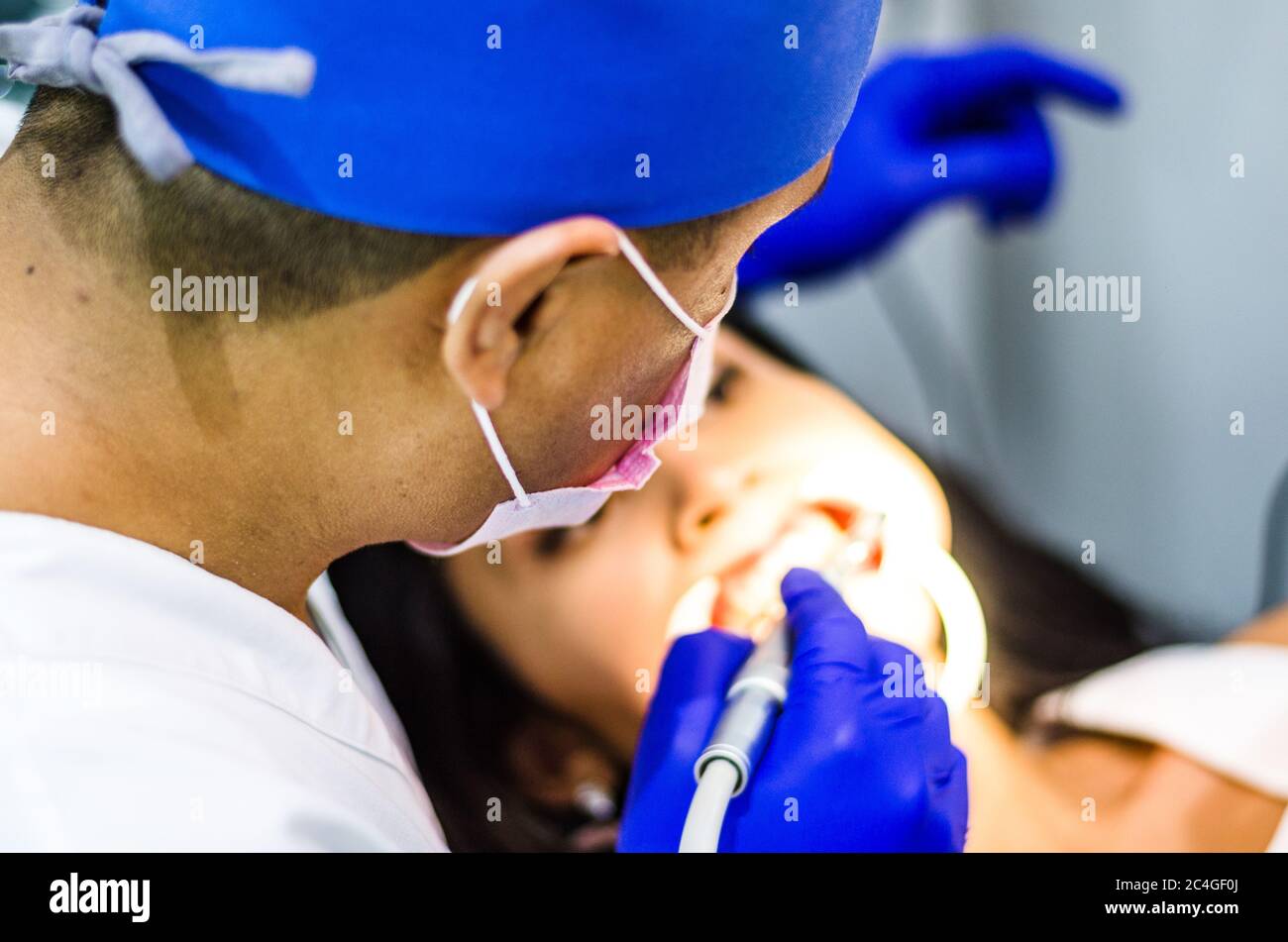 Faire un traitement dentaire dentiste sur une patiente Banque D'Images