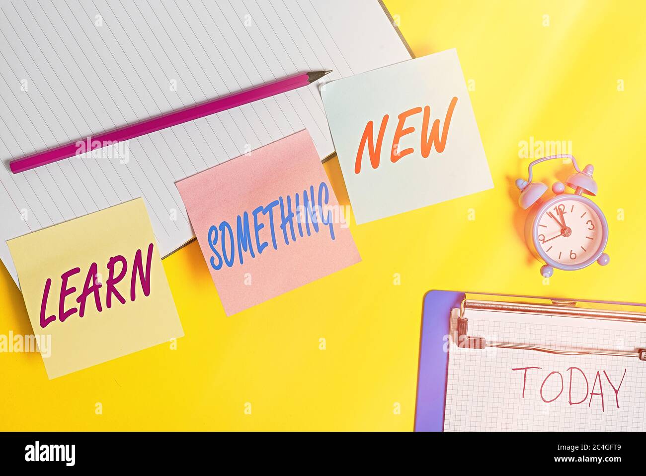 Écriture écriture de texte apprendre quelque chose de nouveau. Photo conceptuelle acquérir différentes formations, connaissances ou compétences Flat Lay au-dessus de la table avec p vide Banque D'Images