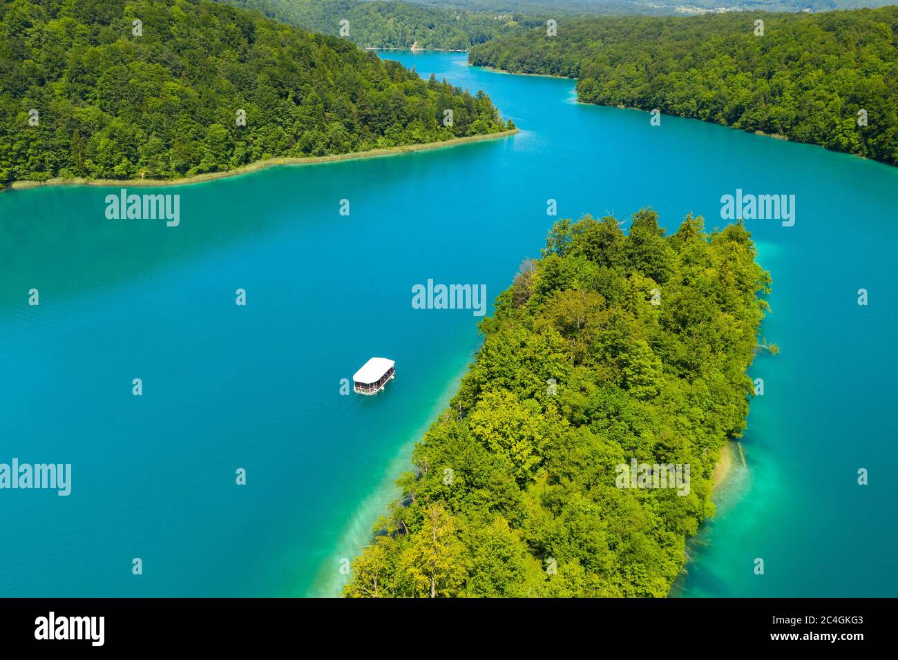 Vue aérienne du lac Kozjak avec le bateau blanc, Parc national des lacs de Plitvice, Croatie Banque D'Images