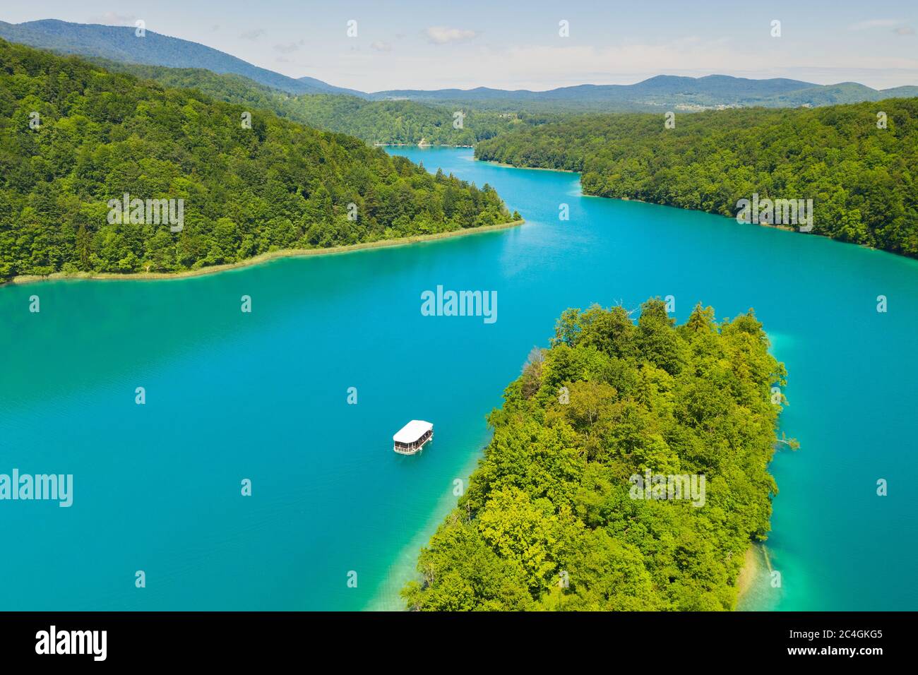 Vue aérienne du lac Kozjak avec le bateau blanc, Parc national des lacs de Plitvice, Croatie Banque D'Images