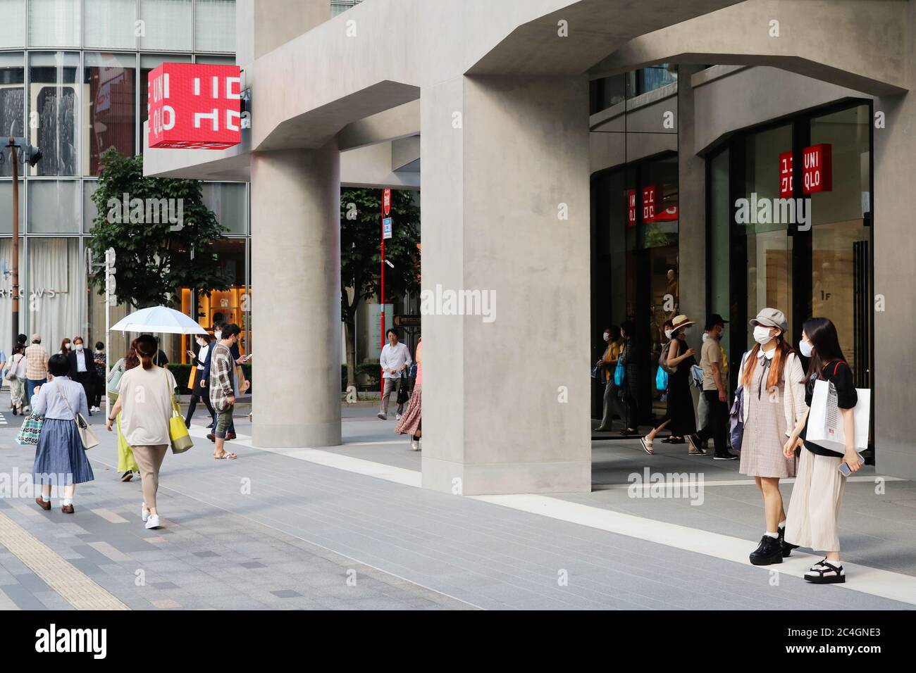 Vue sur l'Uniqlo Tokyo, un nouveau magasin situé à Marronnier Gate Ginza,  conçu par Herzog & de Meuron Photo Stock - Alamy