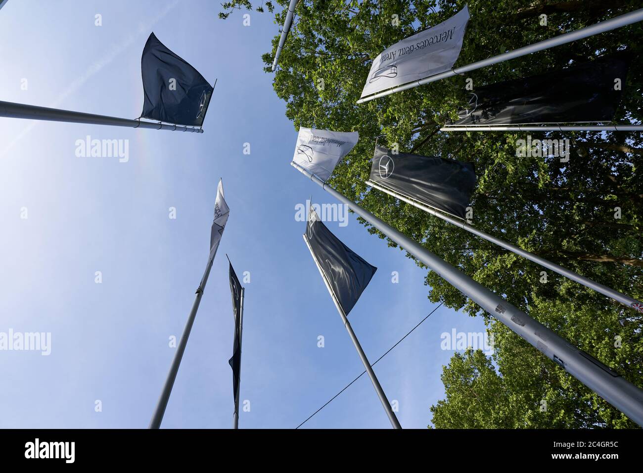 Stuttgart Bad Cannstatt, Allemagne - 22 mai 2020 : des drapeaux se trouvent devant la célèbre Mercedes-Benz Arena Banque D'Images