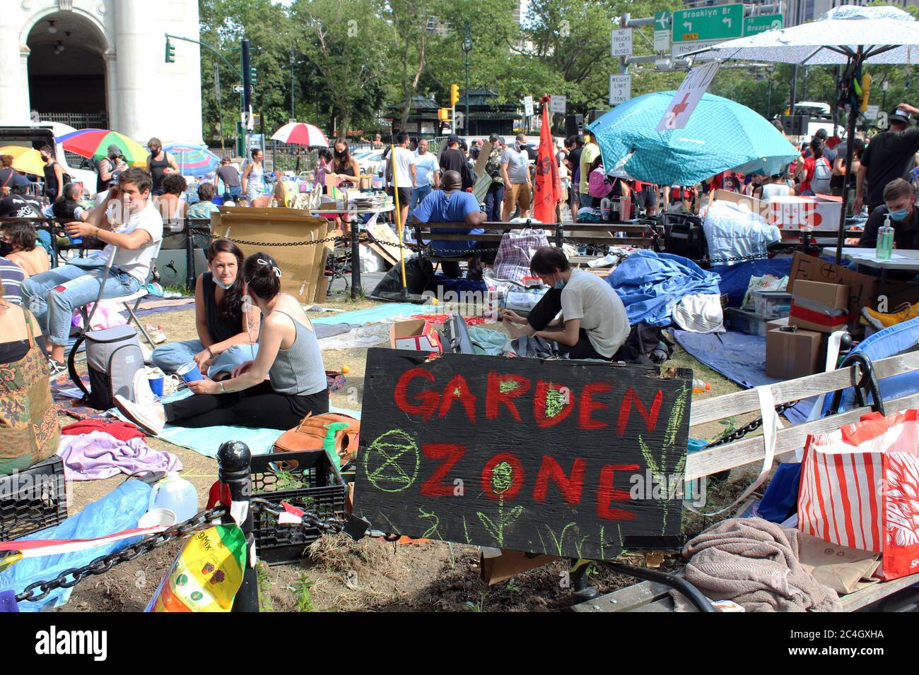25 juin 2020, New York, New York, États-Unis : après des semaines de manifestations contre la brutalité policière et l'injustice raciale, les manifestants de la ville de New York campent devant l'hôtel de ville pour exiger des réductions de 1 milliard de dollars sur le financement du NYPD avant la date limite du budget du 1er juillet. Un panneau où il a été peint « zone du jardin » a été placé dans la place occupée nuit et jour par un groupe qui s'appelle lui-même « occupe City Hall ». Les défenseurs de la réforme de la police affirment que le budget de la police de la ville, qui représente près de 6 milliards de dollars, doit être considérablement réduit et réinvesti dans le logement, les soins de santé et d'autres services sociaux. (Image de crédit : © Marie le B Banque D'Images